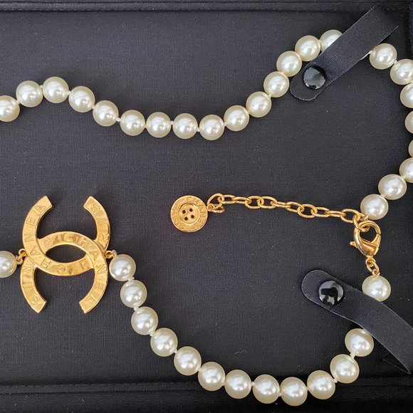 CHANEL 23A ICONIC BIG GOLD CC LOGO PEARL NECKLACE BUTTON CHARM - Picture 3 of 12